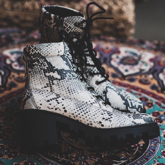 NWOT Steve Madden Snake Print Boot - Picture 2 of 3